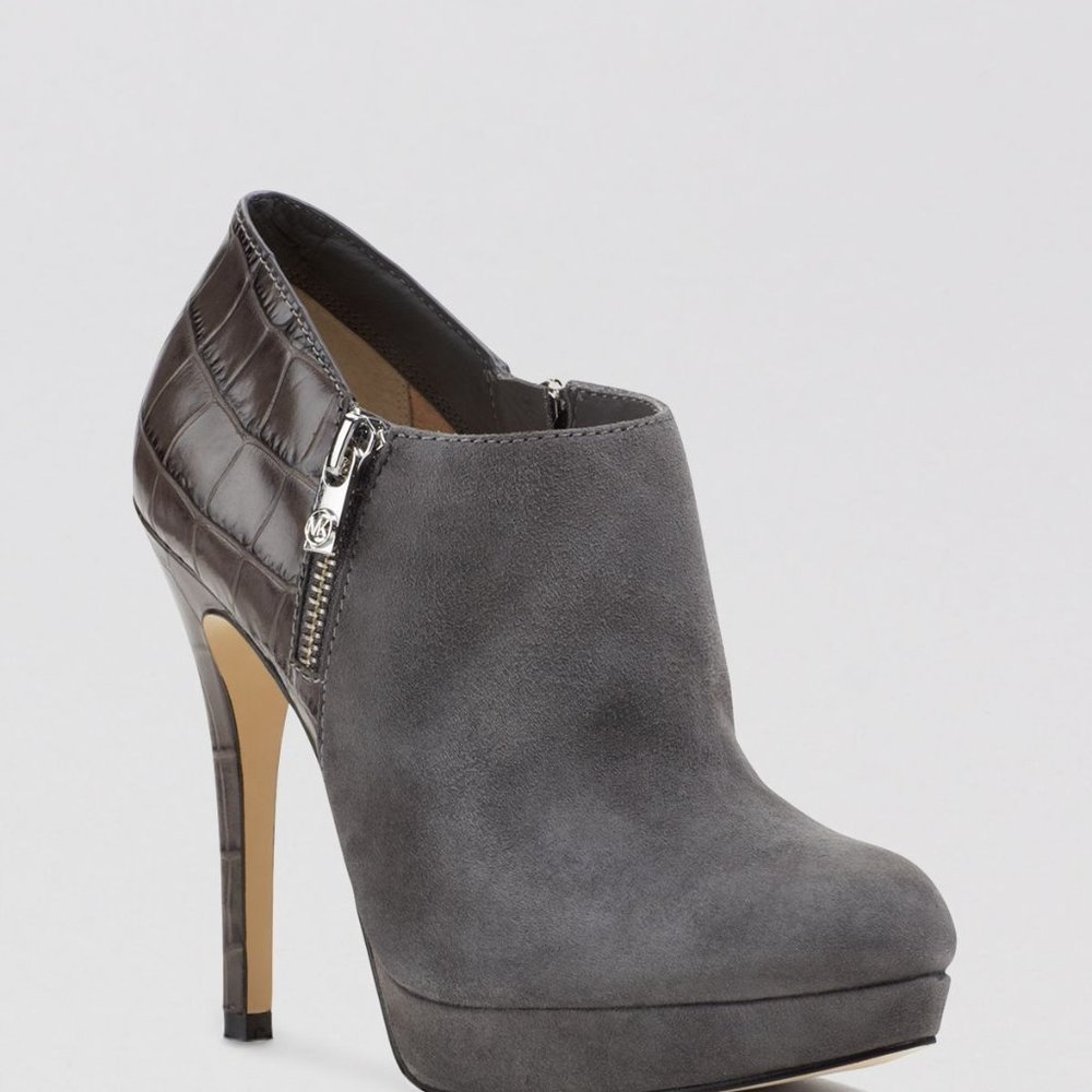 “MICHAEL KORS – YORK” SLATE COLOR PLATFORM BOOTIE W/ MK LOGO ZIPPER – SZ 8 1/2